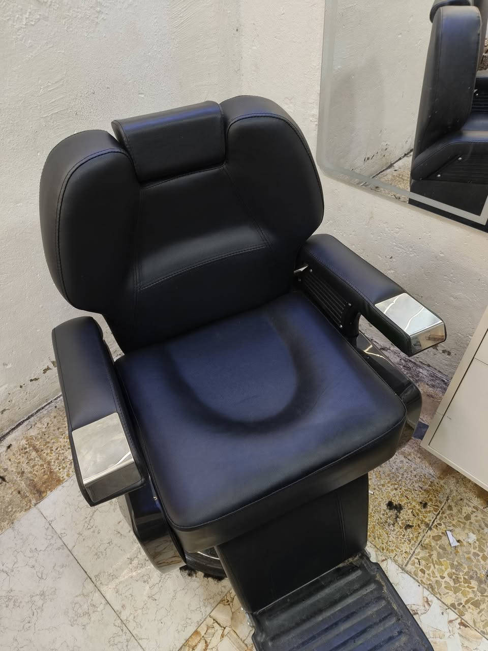 كراسي للبيع... الشبح جديد استعمال اسبوع سعر 325 و الكرسي العادي 150 (***********) موصل جانب الايمن
