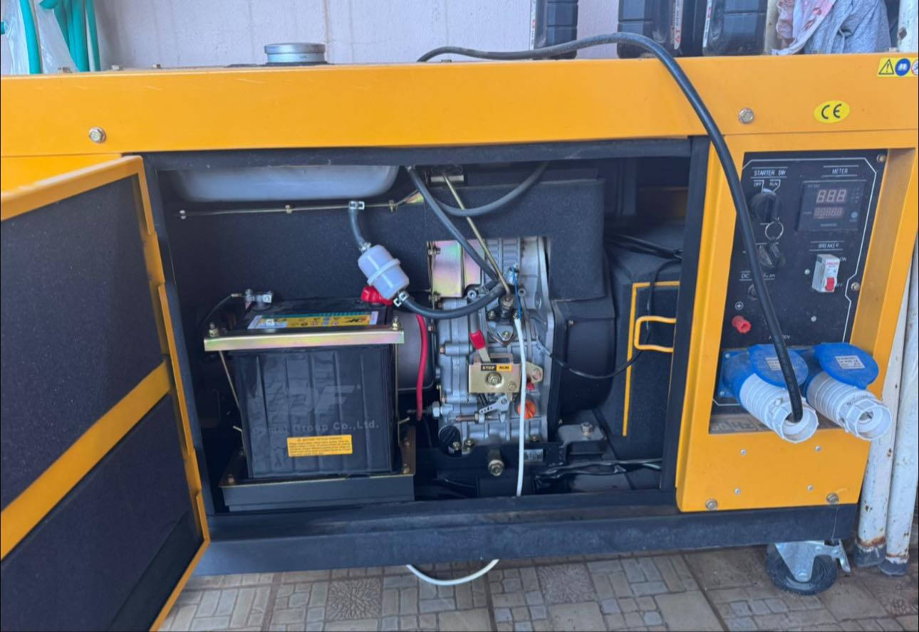 السلام عليكم
🔹 مولدة ديزل للبيع

مولدة Kipor KDE12STA سايلنت بحالة جيدة جداً.

- القدرة: تقريباً 12 KVA  
- الوقود: ديزل  
- النوع: Silent صوت هادئ  
- تشغيل ستارتر + بطارية  
- مناسبة للبيت أو المحلات  
- نظيفة وتشتغل بدون مشاكل

المولدة جاهزة للفحص والتجربة.

 المكان:كركوك   
💰 السعر:1,800,000 
مليون وثمانمية

***********
