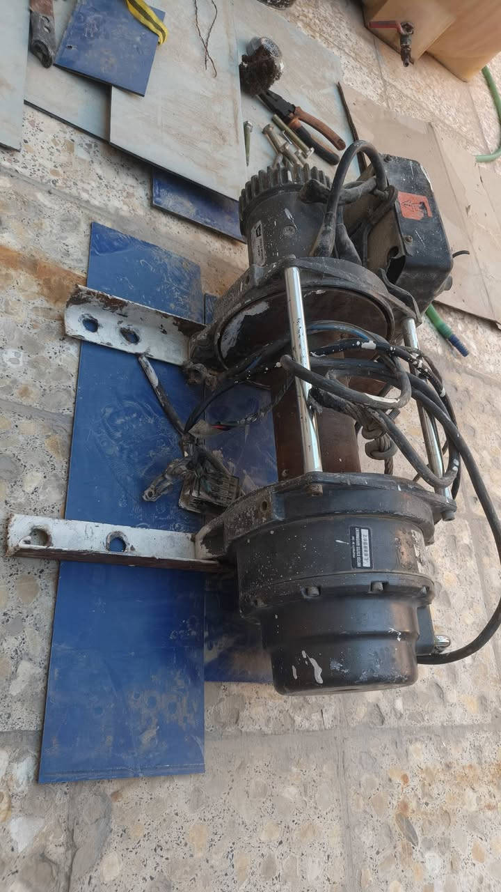 سلام عليكم ماطور سحب سيارات يرهم للكرين او للبيكمات يشتغل 12 V شرط الفحص عوزه بس واير لسحب مكان ناصريه مركز سعر 250 الف  الإتصال ***********
