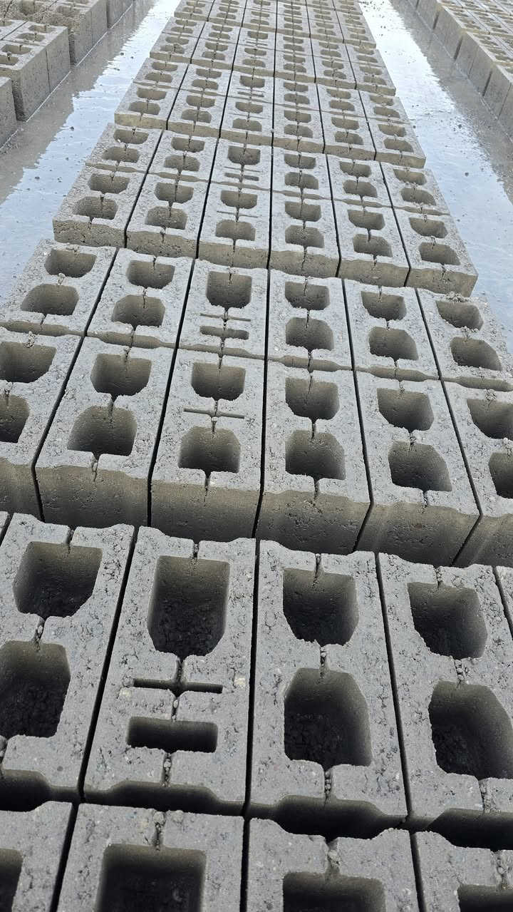 السلام عليكم 

مابعد السلام
يتوفر لدينا جميع انواع البلوك مصمد مجوف ستاره ابو ال15 ستاره ابوال10 شرط نهري موكساره النقل فوري تريد كرين تريد قلاب اتصل وتدلل ***********
