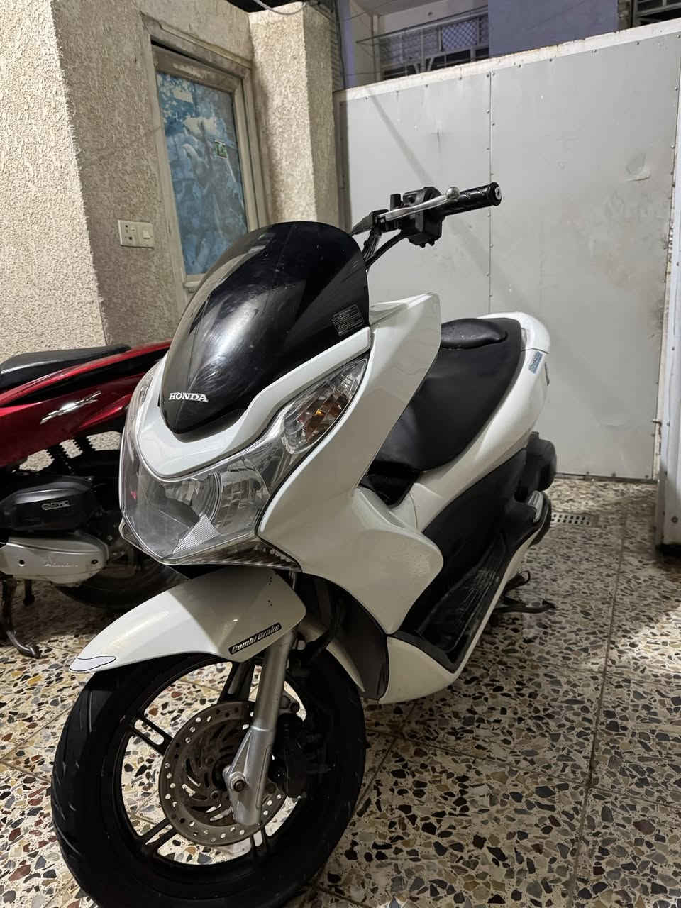 سلام عليكم PCX جيل اول ياباني JF ☑️
كفاله عامه كفر ومكينه بلادي  
مواصفات 150☑️
فول وابيعلك من باب البيت شرط جيب وياك فيتر وتفحص شرط المكينه برغي ممفتوح بيهة السعر1350وبيه مجال مكاني الامين الثانيه رقمي ***********.
