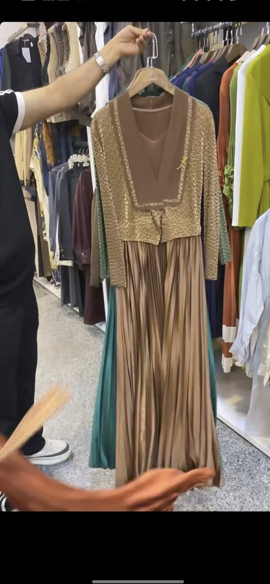 هلو بنات اخذت هذا الفستان قبل اسبوع ب40 ويا التوصيل 45 ملبوس فقط ساعتين اريدة ب25 الف 
فري سايز موجود اللون بالصورة وعندي توصيل لكل المحافظات


**إذا كنت صاحب هذا الإعلان وتريد حذفه لأي سبب، رجاءا أرسل رسالة إلى الدعم الفني**