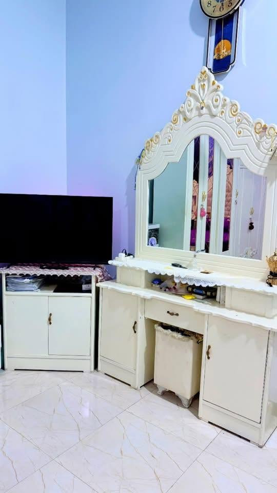 غرفة نوم للبيع😍 نجارة عراقية
مثل ما موضح بالصور غرفة جديدة لون ابيض مستخدمة شي قليل ٦ ابواب ملحق مع زاوية بابين بنفس ارتفاع الكنتور
الشراي يتصل ***********
