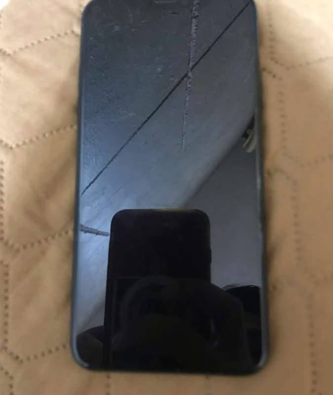 📱 آيفون 11 برو ماكس (iPhone 11 Pro Max) - نظافة بلاد 📱
المواصفات والوضعية:

​الذاكرة: 256 جيجابايت.

​نسبة البطارية: 75% (أصلية مالت بلاد).

​حالة الجهاز: زلق وكلش نظيف، الشاصي سليم 100% وما بيه أي عيب.

​التصليح: جهاز ما مفتوح نهائياً، بعده على وضع البلاد وبكامل قطعه الأصلية.

​الملحقات: الكارتونة الأصلية مالته متوفرة + الشاحنة الأصلية وياه.

​الملاحظات: الجهاز بيه فقط شخط بسيط بالشاشة (موضح بالصور) وما يأثر على الاستخدام نهائياً.

​📍 مكان التواجد:

​البصرة - التنومة (قرب الجسر الإيطالي)

​💰 السعر:

​325 ألف دينار (قابل للتفاوض بشكل بسيط جداً وللجادين فقط).

​📞 للتواصل والاستفسار:

​للاتصال أو واتساب: ***********

(الرجاء الاتصال للجادين بالشراء فقط، كلشي موضح بالإعلان).
