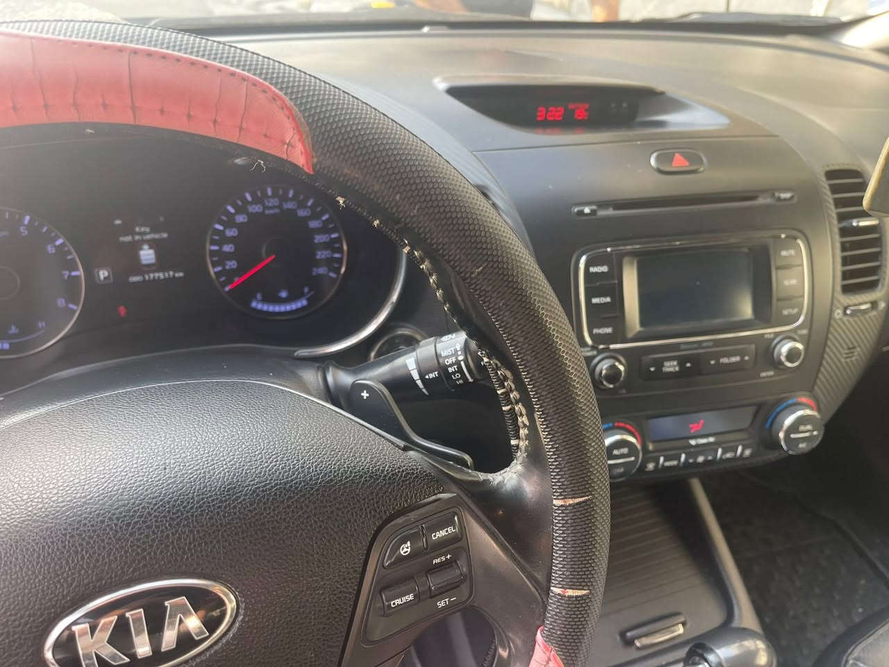 السلام عليكم 
سيراتو 2015 وارد خليجي فول مواصفات (limited) 1/1 
بصمة ومرايات شفط وكرسي السائق كهربائي بي تدفئة وتبريد ، والي يم السايق تدفئة و الكراسي جلد وتحكمات بالستيرن وقطعتين تبريد بالخلف وسلايد روف 

السيارة بدون حادث وما بيها صبغ مجرد شخوط بسيطة ومكحله

السيارة كلها مكفولة المحرك والكير والخ

محرك السيارة 2000 ، 4 سلندر
رقمها بغداد بأسمي

سعر السيارة 130 ورقة 
للتواصل ***********
