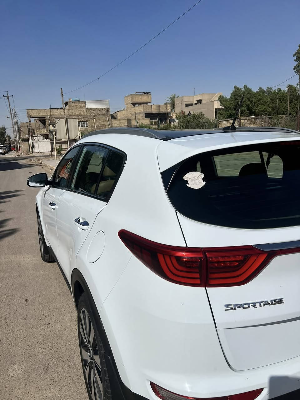 السلام عليكم للبيع سبورتج ٢٠١٧ خليجي فول مواصفات بنوراما شاشة بصمة مكينة ٢٠٠٠ دوش كشنات جلد وكهرباء معروفة باقي المواصفات البيها ماشية ١٣٥ مكفولة كفالة عامة ماعدا بارد قليل بالجاملغات الخلفية فقط رقم بغداد بسمنا السعر ١٧٥ ورقة وبيها مجال بسيط للاستفسار (( ***********))/ مكاني بغداد الجديدة.

