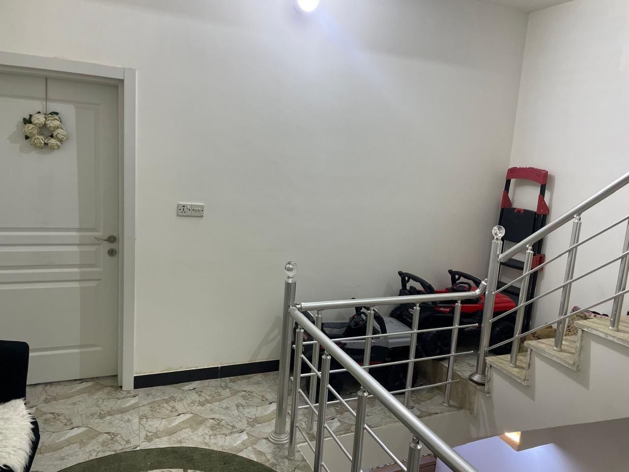 السلام عليكم 
دار للبيـــــــــــــــــــع 
شارع مستشفى الكفيل قرب قاعه فيروزه
مساحه 70م طابقين بناء حديث ***********
