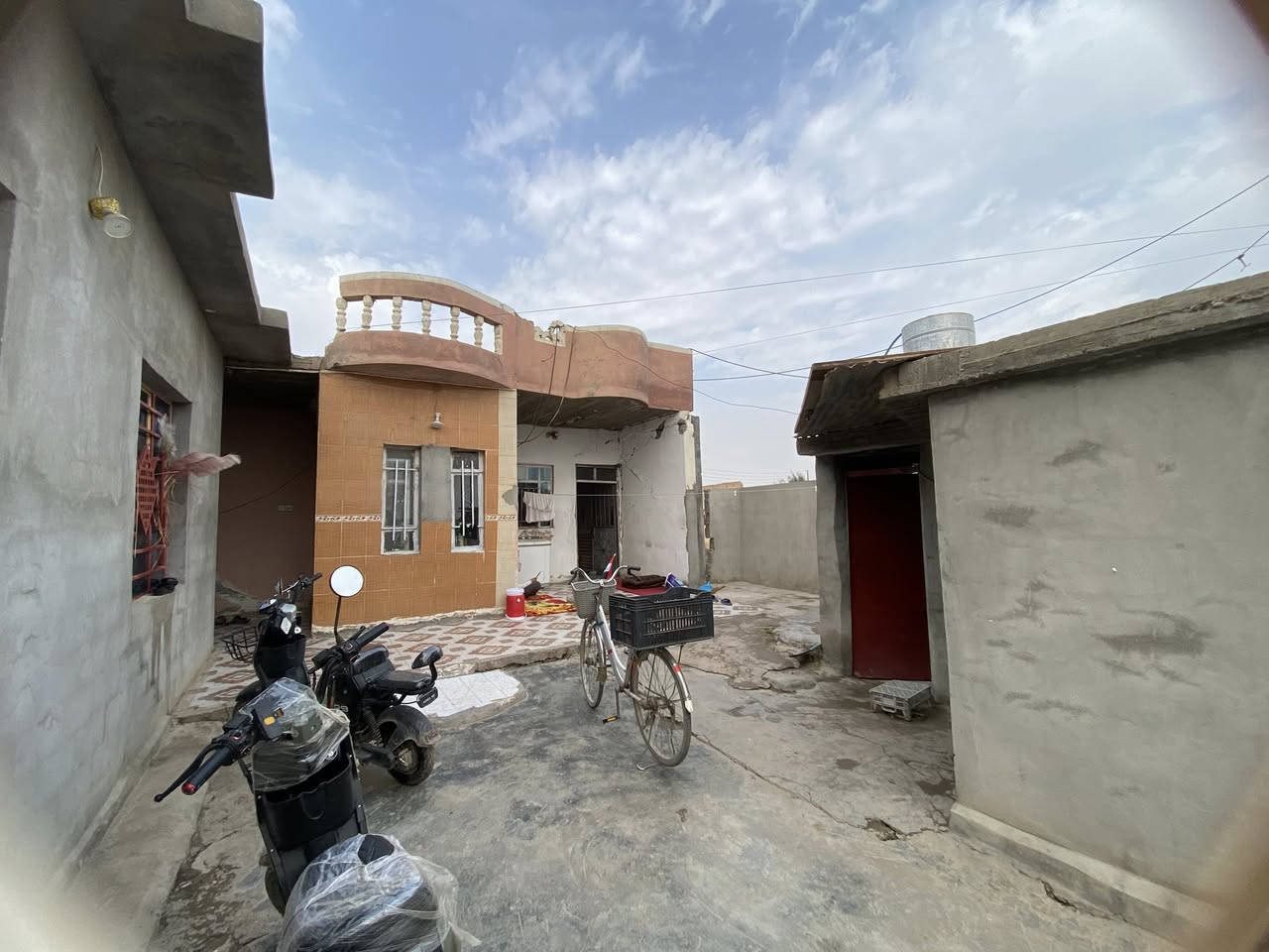 بيت بالخصم للبيع ويرهم مراوس بدون قسط
مساحته 200 متر مكون من غرفتين موزع حمام مطبخ
هول ربعه خارجيه مع حمام خاص بيها مع مخزن مع غرفه صغيره ترهم للاطفال او ترهم مخزن
سقوف ثانويه ارضيه سيراميك جدار تغليف
ماء كهرباء مجاري كلها حديثه
قريب ع سايدن الخصم مسافة 30 متر يبعد
سعره 50 مليون وبي مجال للطيبين 
اتصل وانطيك العنوان وتدلل 
***********
