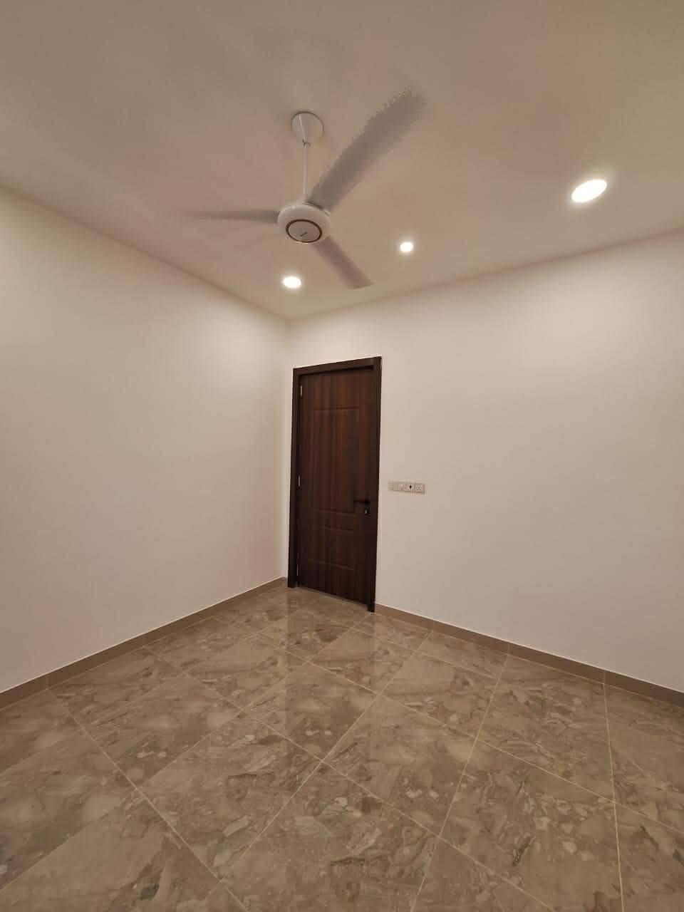 يا الله
السلام عليكم
دار للبيع  الاعلام حي الشباب
٥٠ متر
٣ طوابق
واجهه 4 
نزال 12 ونص
٣ غرف نوم+ ٣ حمامات
هول + مطبخ معزول
كهرباء نضام بوري
ارضيه مرمر

٢ تاكي مي نضام نوزل
شبابيك المنيوم دبل جام

‭0772 479 2413‬
