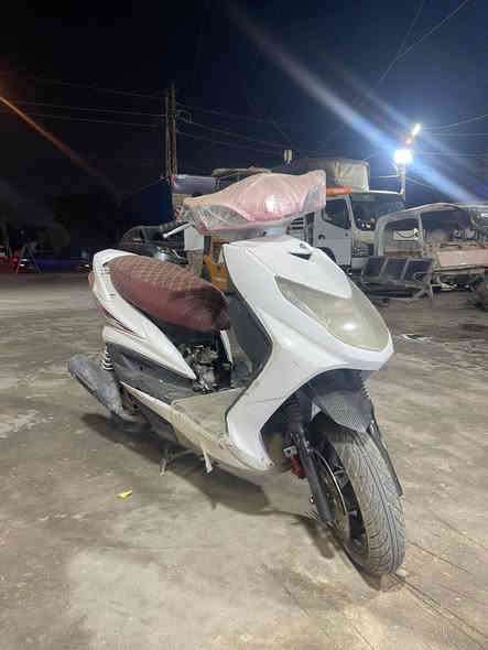 السلام عليكم عندي دراجه سكنس فحل شغاله بس اني ابيع كوم حديد هاي الصور قديمه فقط البجم الامامي ماكو لان نكسر  المكان بغداد حي الجهاد
رقمي ***********
