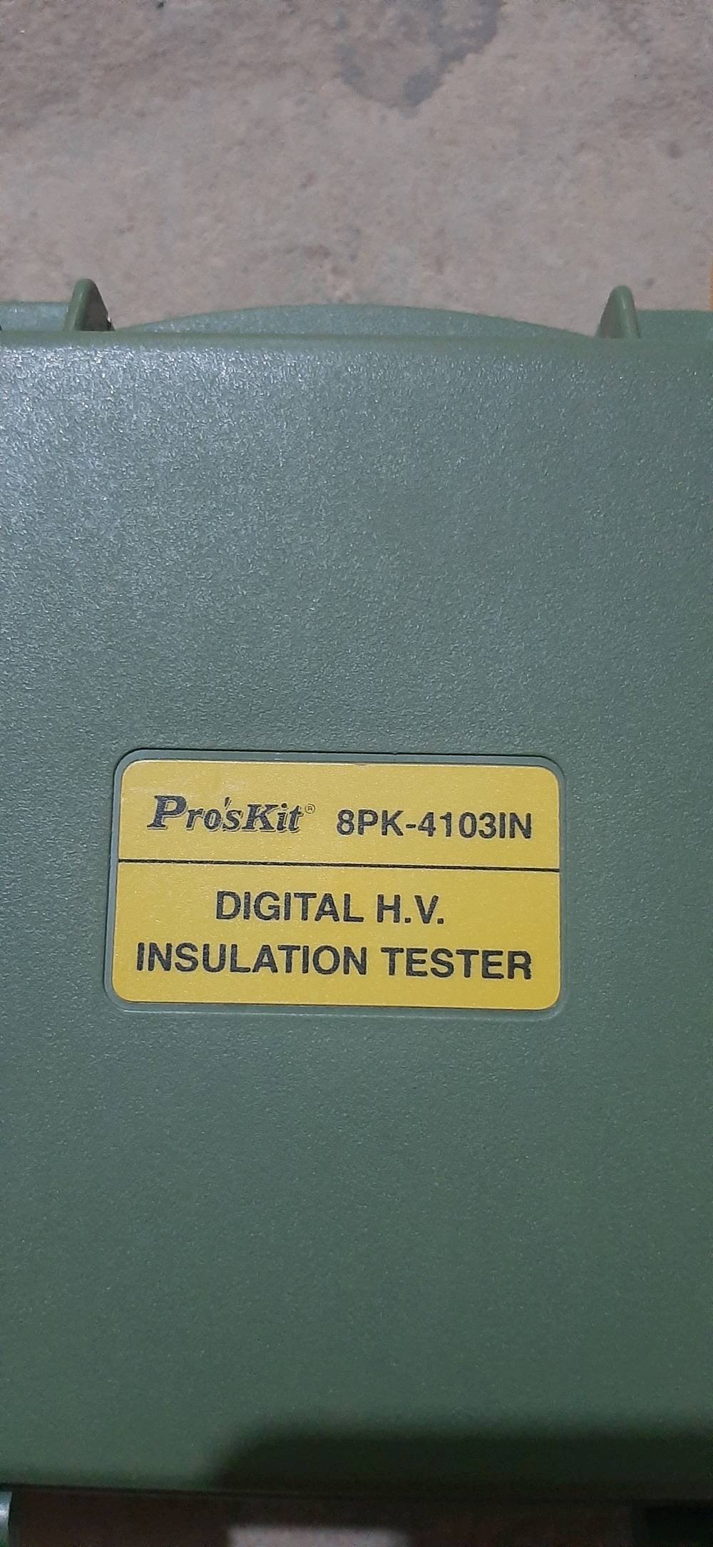 ميكر دجتل 5KV مع ملحقاته كامل. 
يعمل على البطاريات حجم وسط ×6.
السعر 400000 قفل. 
واتساب.