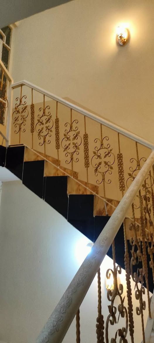 للبيع طابقين طابو صرف غير مسكون جديد المساحة 100م واجهة 5نزال 20بناء حديث طابوق  التحرير قرب الفلكة الأخيرة الاتصال على الرقم ***********
