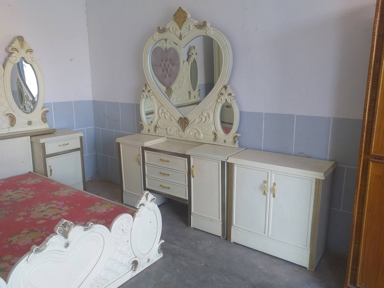 غرفه نوم للبيع السعر مليون و٢٠٠ وبيها مجال للإستفسار علا هذا الرقم ***********او يجي خاص
