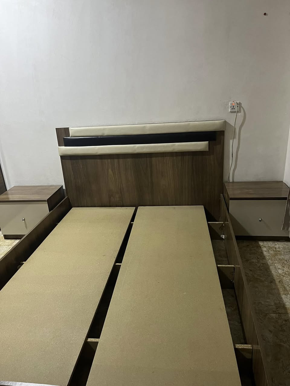 غرفة نوم للبيع 
١٨٠ الف 
التواصل واتس ***********
