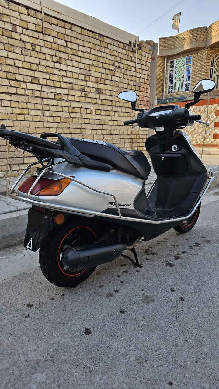 السلام عليكم دراجه سبيسي ياباني للبيع مكفوله كفاله عامـه من كلـشي كفرات اصليه كابريتر اصلي دراجه جديده بمعنئ الكلمه صارلهة شهر من نازله من الرمبه ماشيه 7000الـف حقيقي مكاني كوت الفلاحيه الرقم للاتـصال*********** 
انا مكلف للانشر
