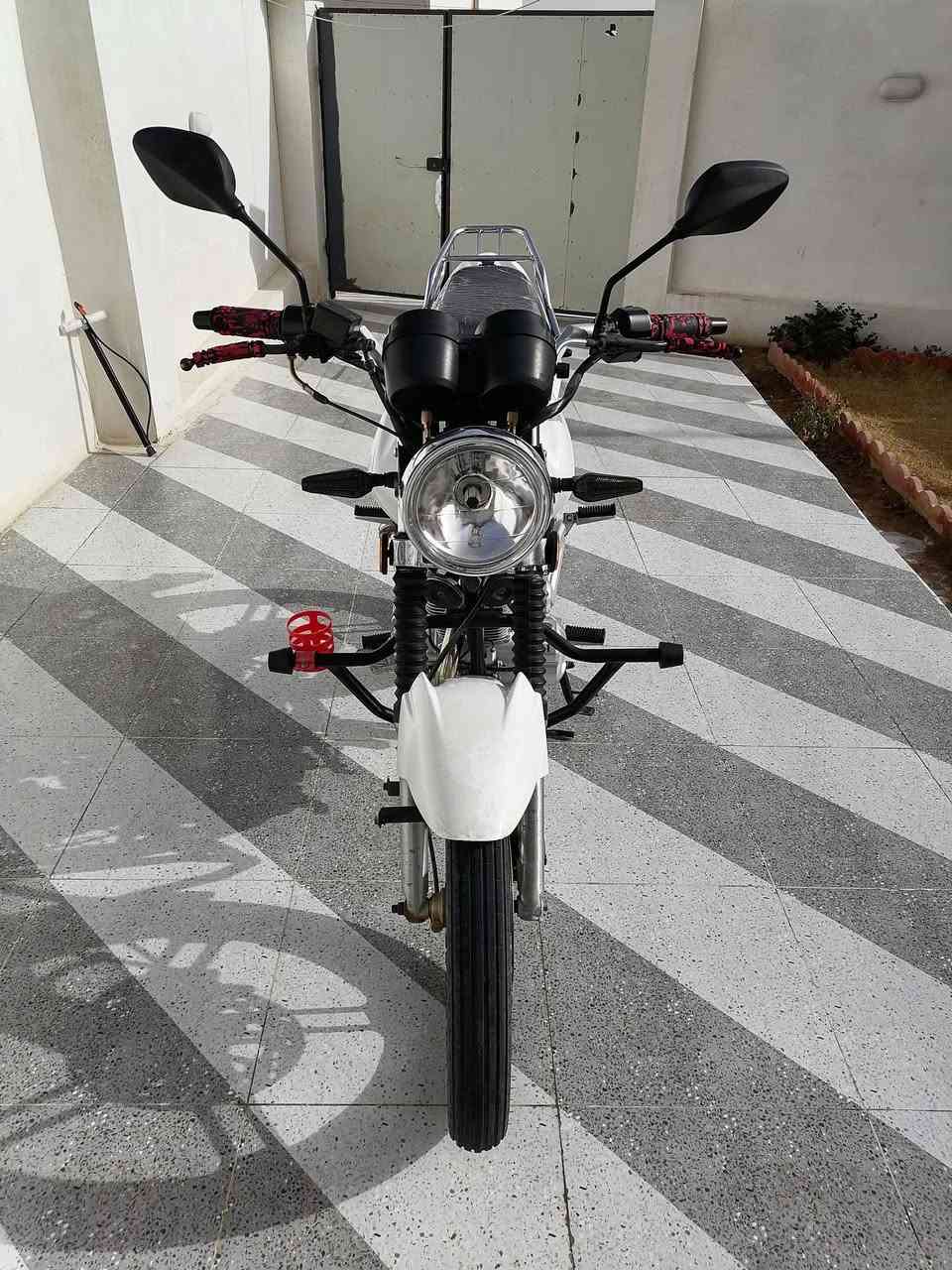 هيوشه للبيع موديل 22نضافه كدامك واضحه كمرك كامل فقط كشن دوشمه وصفاحيه يمين تختلف لونه
سعر مليون و50بي مجال للشراي المكان رمادي زنكوره محرك نضافه فول


**إذا كنت صاحب هذا الإعلان وتريد حذفه لأي سبب، رجاءا أرسل رسالة إلى الدعم الفني**