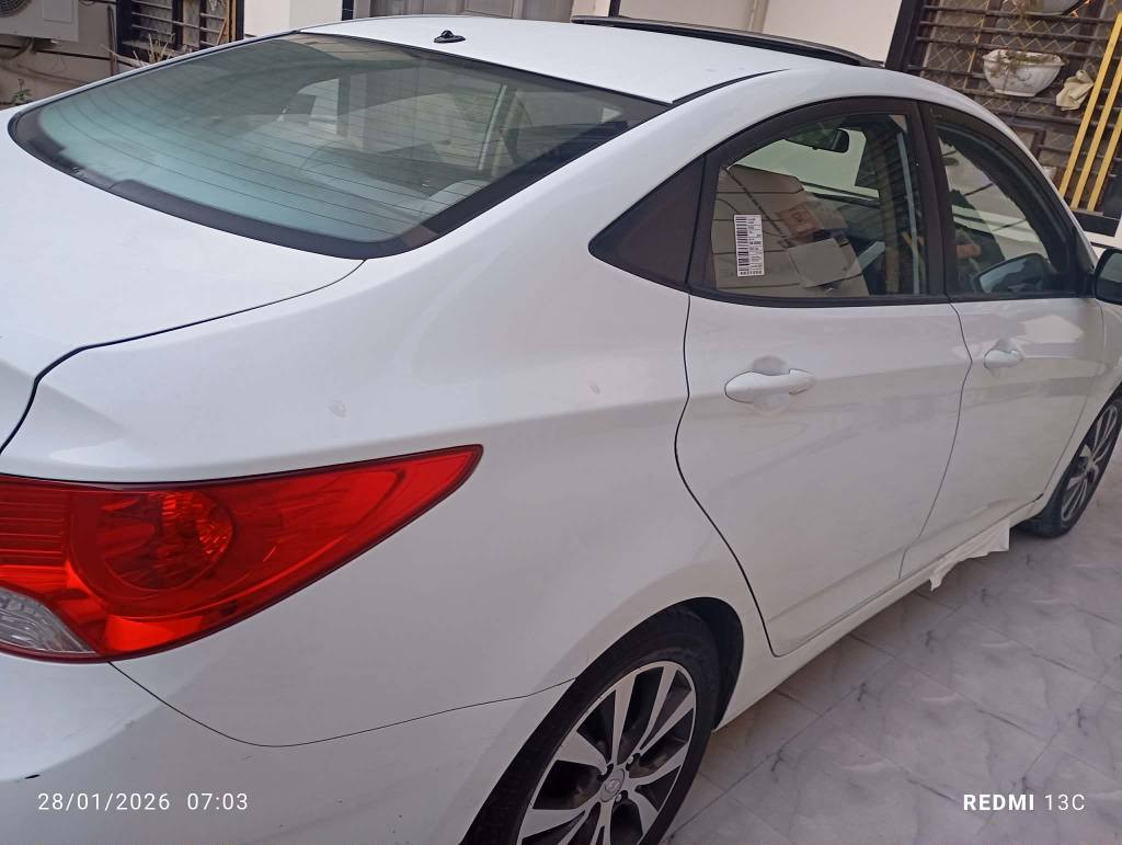 هونداي اكسنت وارد خليجي موديل 2015مكفولة من الصبغ عدا الدوسه والسونار مرفق في المنشور كير ومكينة مكفولات وحجم المكينه 1600قطرتين  تبريد وتدفئه خير من الله تخم تاير جديد سيارة فول مواصفات رقم بغداد رقم وسونية وهزه كله جديد وشرط التحويل 
السعر 113وبيها مجال 
العنوان ديالى المقدادية 
*********** المقدادية, ديالى
