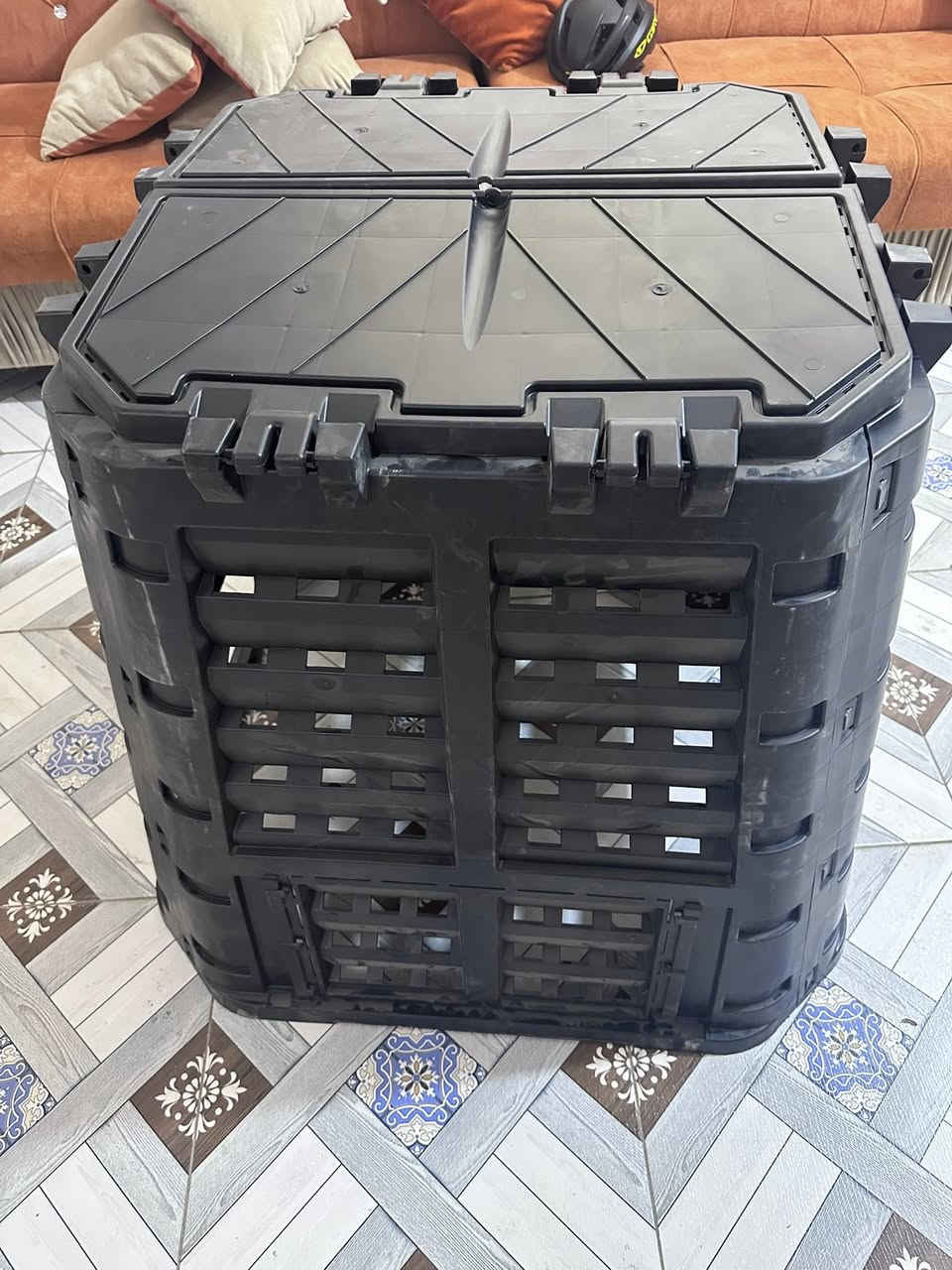 سلة حديقة كمبوستر أسود (صندوق تسميد للنفايات العضوية).
السعة: تتوفر بسعات مختلفة، حيث تشير نتائج البحث إلى نماذج بسعة 360 لتر أو 330 لتر. 

المادة: مصنوعة من بلاستيك متين، وغالباً ما يكون معاد تدويره ومقاوم للأشعة فوق البنفسجية لضمان طول العمر. 

الميزات: تصميم بفتحات تهوية للمساعدة في تحلل النفايات، وغطاء علوي لحماية المحتويات من المطر والشمس، وفتحة سفلية سهلة الوصول لاستخراج السماد النهائي. 

الوظيفة: تحويل نفايات المطبخ والحديقة إلى سماد عضوي غني لتغذية التربة وتحسين صحة الحديقة.


**إذا كنت صاحب هذا الإعلان وتريد حذفه لأي سبب، رجاءا أرسل رسالة إلى الدعم الفني**