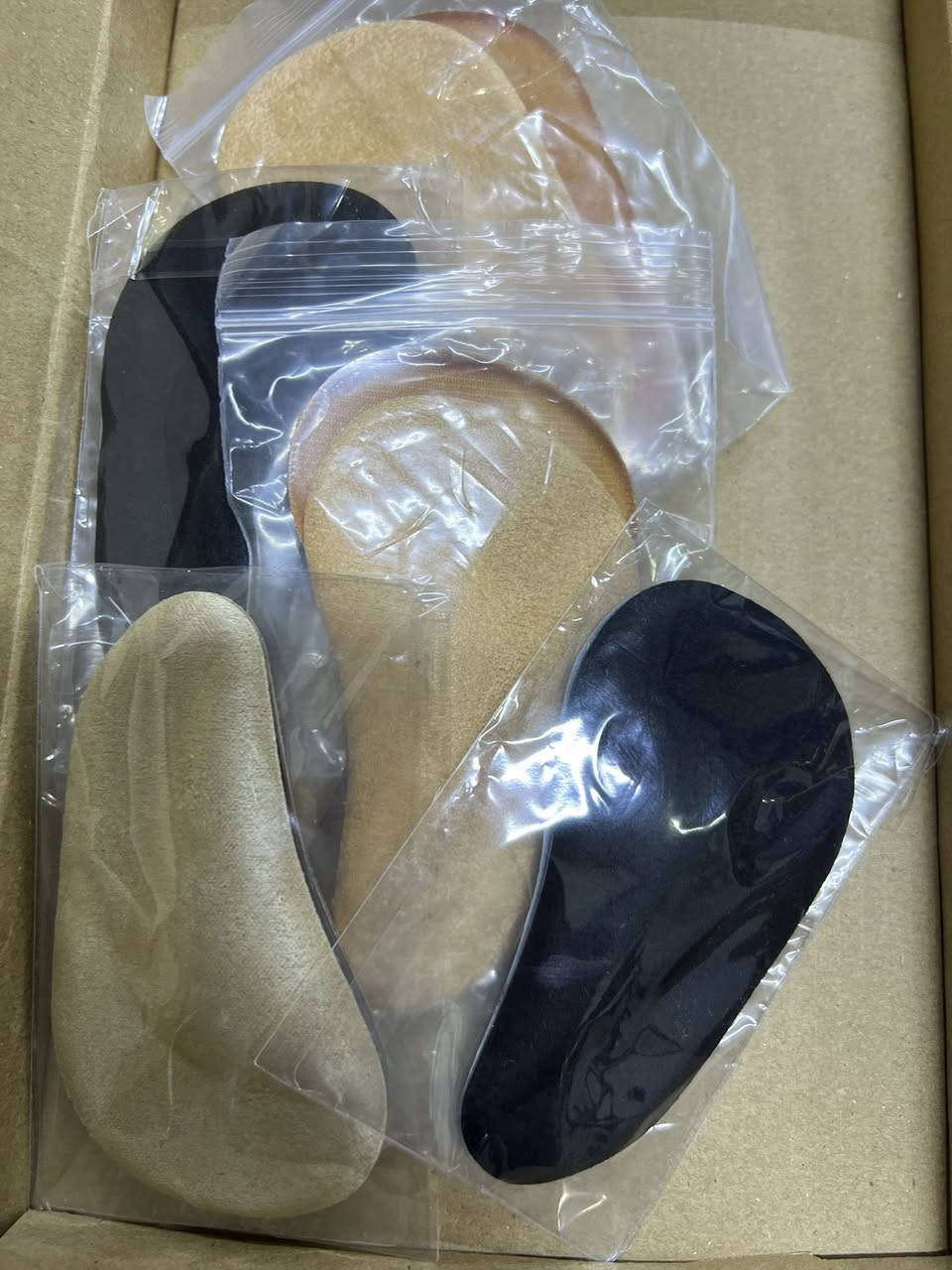 ا المنتج عبارة عن نعل داخلي لدعم قوس القدم (Arch Support Insole) مصمم لتوفير الراحة وتخفيف الآلام. 
الوظيفة: دعم قوس القدم، وتخفيف الضغط وآلام القدم. 
الاستخدام: مناسب للأشخاص الذين يعانون من القدم المسطحة (Flat Feet) أو التهاب اللفافة الأخمصية. 
التصميم: يأتي عادة بتصميم 3/4 طول ليتناسب مع معظم الأحذية.


**إذا كنت صاحب هذا الإعلان وتريد حذفه لأي سبب، رجاءا أرسل رسالة إلى الدعم الفني**