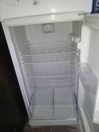 ثلاجه للبيع فول نضيفه السعر 100 وبيها مجال حك جيه 07858000872