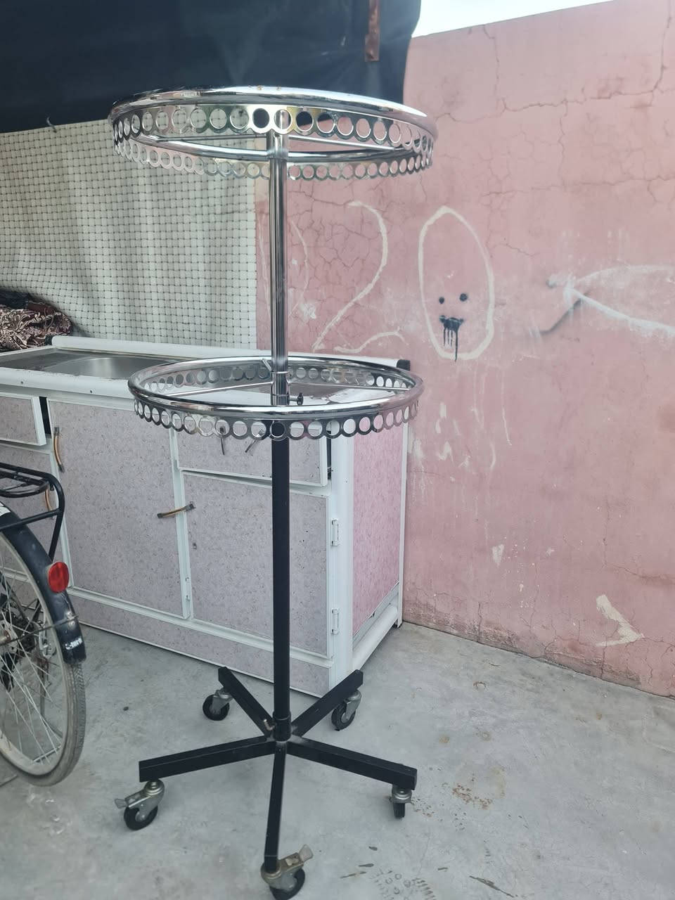 عارضة ملابس للبيع بسعر مناسب عندي توصيل كل العراق *********** .
