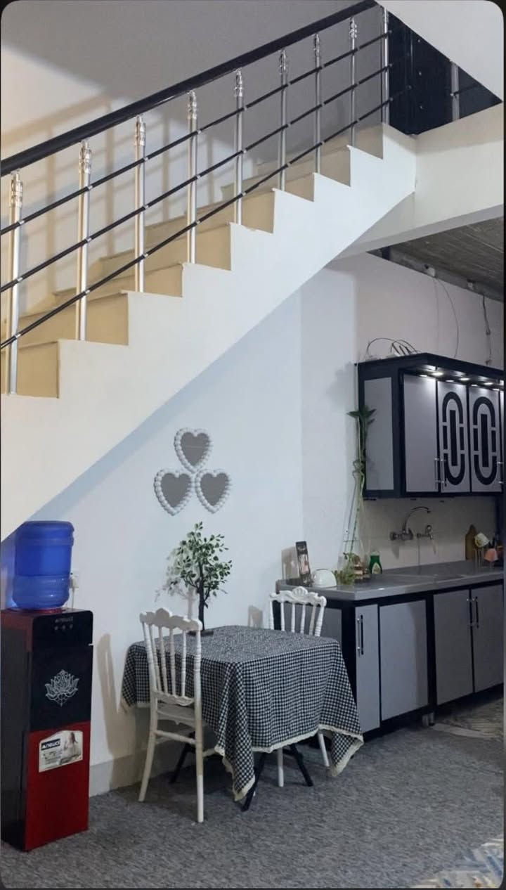 اللهم صل على محمد وآل محمد السلام عليكم دار للبيع 
طابقين بناء 2024 المساحة 62 م طابو سند 25 
في كربلاء (حي الأمامين ) 
يحتوي على (طرمة ، مدخلين ،، على الاستقبال والمطبخ ،، صالة ،، حمامات ،، منور ،، طابق ثاني يحتوي على غرفة وصالة كبيرة وحمامات ) الطابق الثالث سطح 
للاستفسار اكثر التواصل مع هذا الرقم ***********
