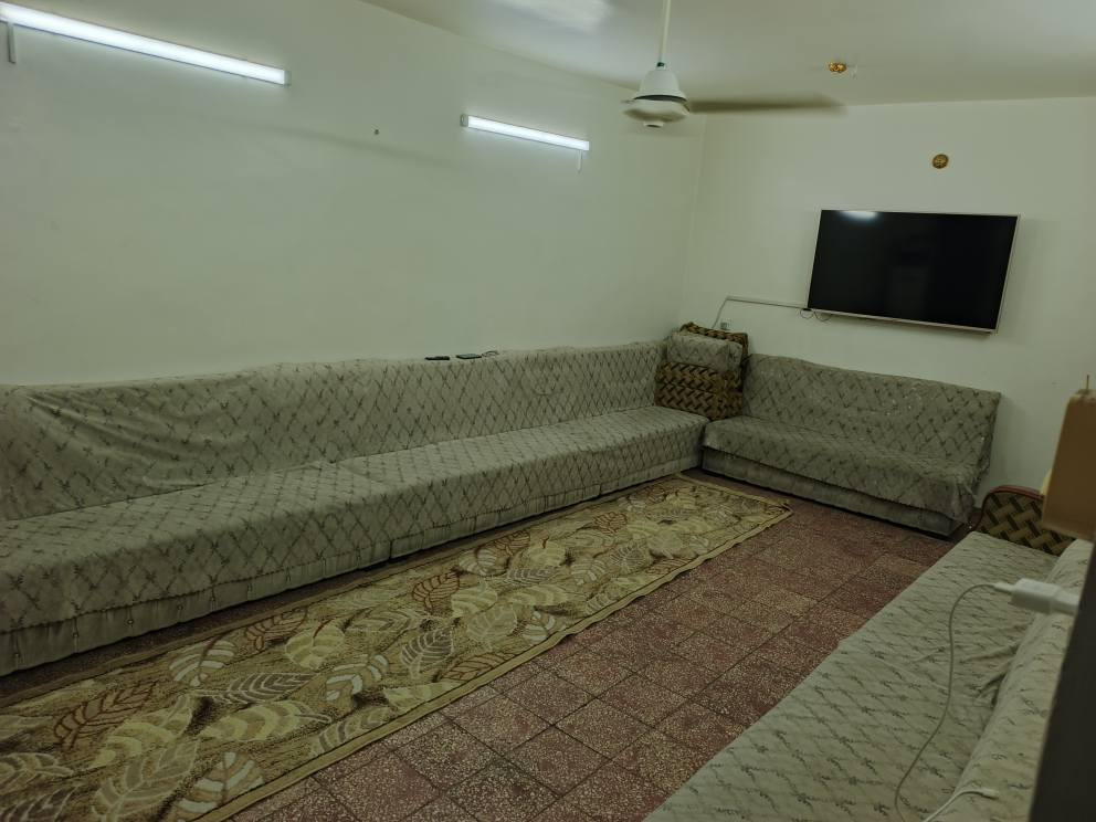 السلام عليكم بيت للبيع مساحه 300متر طابو صرف يحتوي على استقبال كبير هول كبير واربعه نوم اضافه بي شبكه مال موبايل بيه وارد سنوي وكهرباء متطفه بيه ابد  عنوان كماليه شارع الجامع فرع صيدليه هلال الخير
السعر واستفسار اتصال على الرقم ***********
