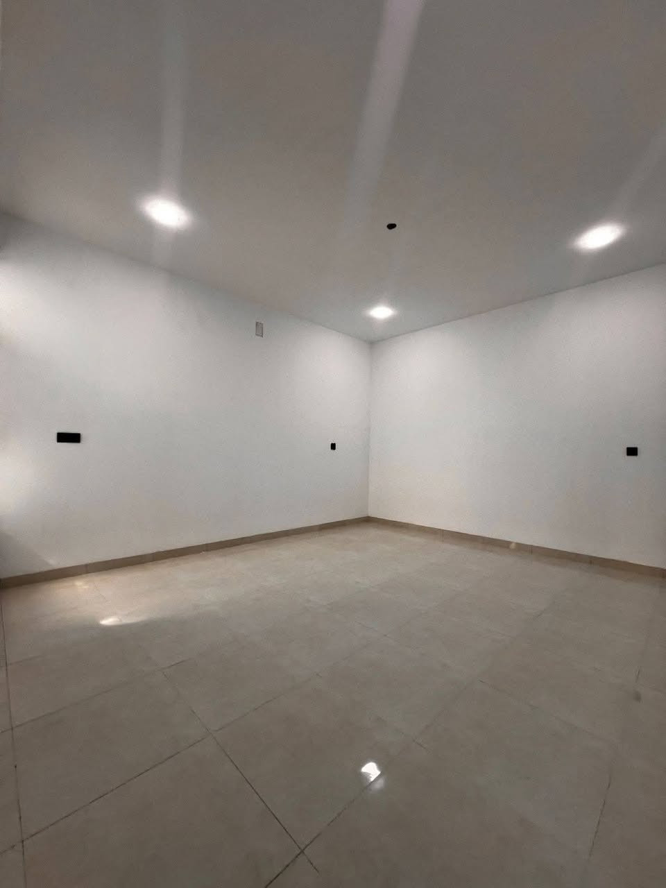 #حمورابي_لوساطة_العقار
دار 100 م للبيع المخابرات مربع ال٣٠٠

 زيرو واجهة 5 م 

يحتوي على 4 غرف 

 وصحيات عدد 2

بناء حديث درجة اولى واجهة مرمر 

حي الجهاد المخابرات مربع 300

للاستفسار اتصال أو واتساب 

*********** مكتب حمورابي لوساطة العقار.
