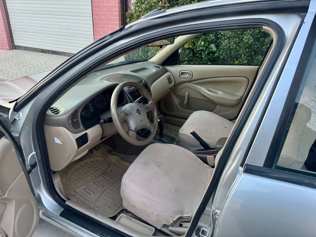 فرۆشتنی خێرا . 
نیسان سەنی 2009 مەکینە سپی یەک چەمەلەخی پێشی بۆیاخە قرچێکی زۆر بەسیتی هەیە سەنەوی تازەیە بە شەرتی تەحویل و خەرامە . 2 پەڵە کاڵ بونەوەی هەیە لە سەقفەکەی بەشی دواوەی زۆر کەمە زۆر جوانە سەیارەکە . 90 گەڵا و معامەلەیەکی برایانە … ***********–*********** السليمانية, العراق
