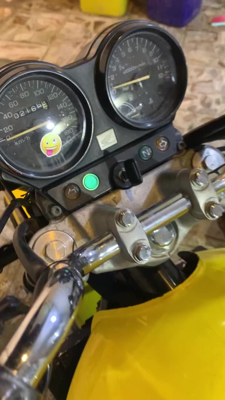 سلام عليكم سيبي ٤٠٠ جيل الثاني كفاله عامه من كلشي دراجه كلش نضيفه كابريتر ممفتوح بيها شرط صافيه نكره بكل وقت لا خربط ولا اي خلل بيها جاهزه للبيع مكاني ميسان شراي اتصل ***********
