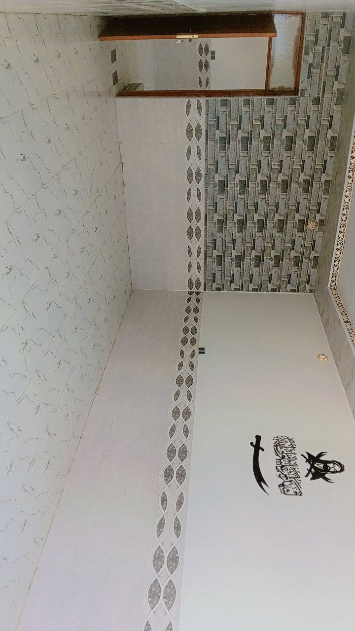 للبيع 🏠  بيت المساحة 200م
يحتوي 2 غرف ومطبخ  وصالة وأستقبال 8*4 
صحيات 2 
الموقع 📌 شارع الصب عمود 314 مقابل ملحق قرية الغدير
المساحه 200 م ركن شارعه 20م
السعر 75 وبي مجال  
للتواصل *********** 
***********
