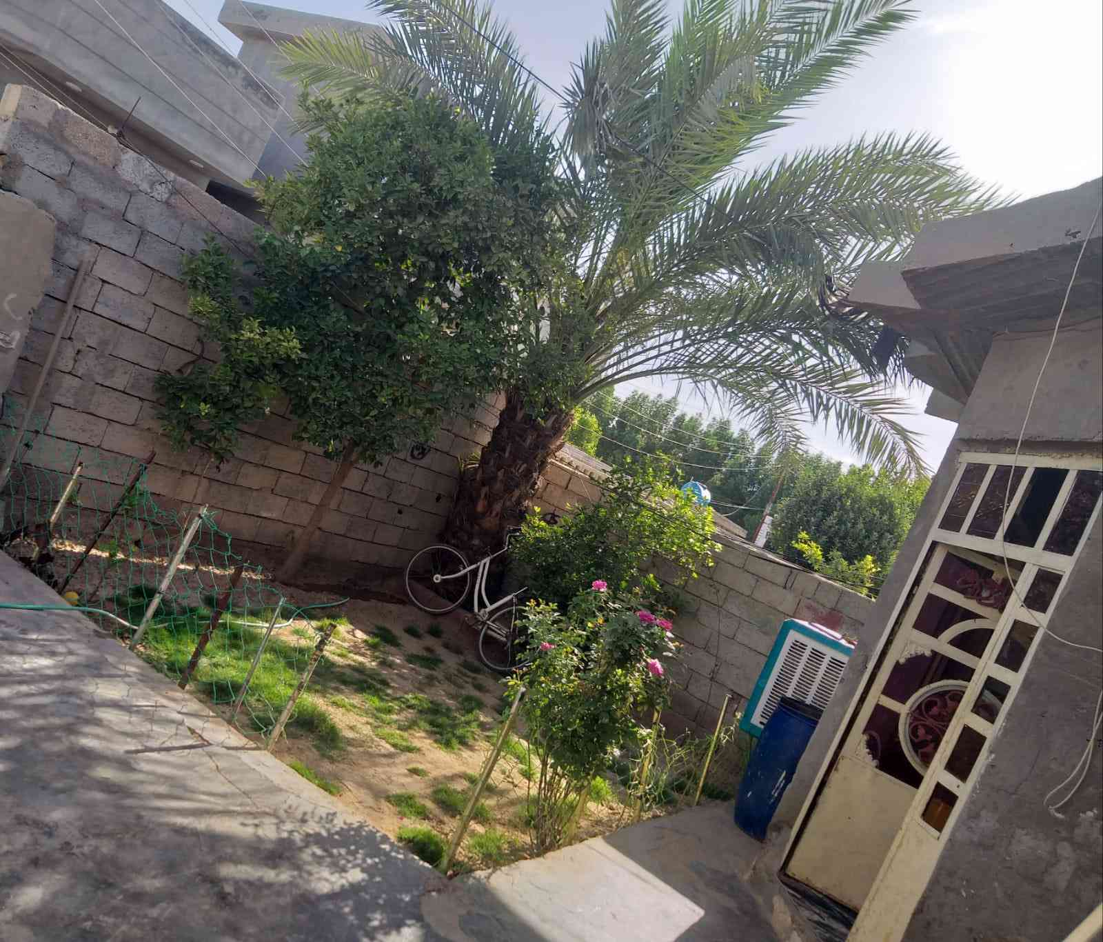 السلام عليكم مكلف بالنشر
بيت بحي البستنه 
مساحة 240 م
طابو زراعي 
متكون من (حديقة - كراج - مظيف 7*4 - غرفتين 5*4 - صالة  - مطبخ  - مجمع صحيات)
كافة التفاصيل اتصال على رقم صاحب المنزل 
***********
