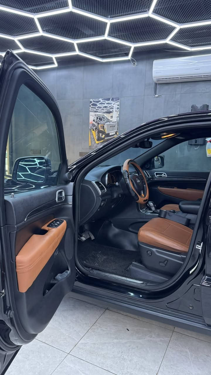 جيب كراند شيروكي  2019
لمتد 
رقم بغداد باسمي 
مغلفة ppf 
الجام عليه لاصق عاكس شمس مسموح مرورياً 
بدون حادث  بدون ايرباك  
السيارة فول ومابيهة نقص
بانوراما 
جلد 
قطعتين تبريد
تدفئة تبريد كشنات امامية
 تدفئة كشنات خلفية 
تدفئة درگة
حساسات خلفية ورادار خلفي توقف ذاتي
***********
