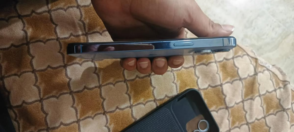 السلام عليكم آيفون 13 برو ماكس الكامره بس شلتها من مكانها ورجعتها مابدله وشغاله والشاشه اليوم نكسرت  بس تشتغل تروح وتجي هاي الخطوط موضح كدامكم  بس المراوس اب 14 وفوق او انطي فرق مكاني بغداد البلديات *********** متواجد واتساب
