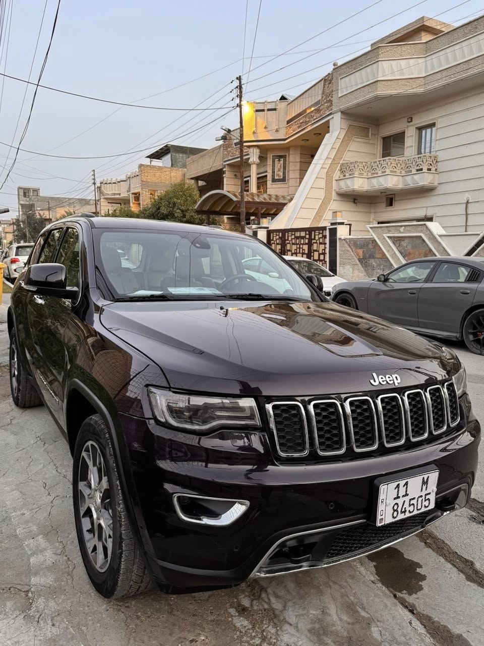 Jeep Grand Cherokee Limited
السلام عليكم بعد اذن الادمن 
جيب وكالة خليجي موديل 2020 لتمدد فول كامل المواصفات مكينه 3600 مسوي عليها ادامه كامله من بطاريات إلى إطارات الى صدر بالكامل إلى ادق التفاصيل جاهزه من جميع النواحي 
بيه صبغ نص جاملغ امامي فقط هـ/*********** مكان السياره بغداد حي الحسين بجانب المطار
