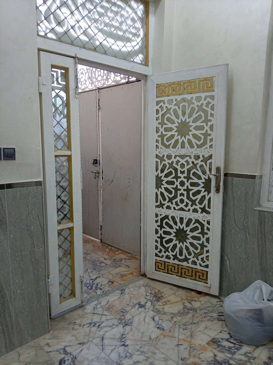 السلام عليكم بيت المساحة 100متر قرب السريع الطابق الأول يحتوي على غرفة واستقبال ومطبخ حار وبارد  وصحيات الطابق الثاني يحتوي على 3غرف نوم مع صحيات مع صالة مطلوب إسكان ***********خاص
