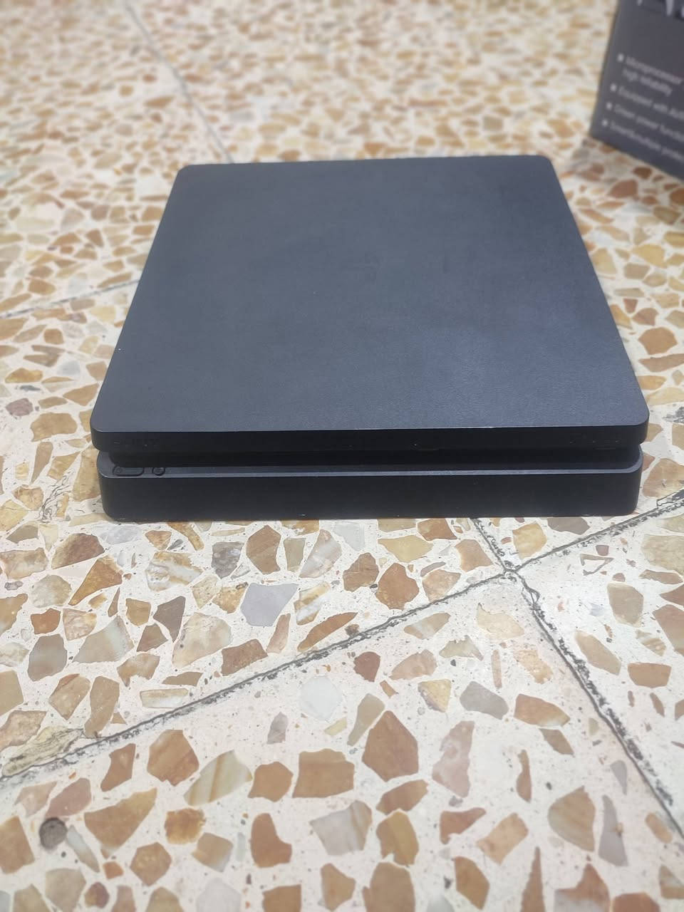 جهاز بلي 4مهكر نضام 12.50 الجهاز كلش نضيف ما مفتوح  لوك ستيكر ويا يو بي اس للتواصل ***********

