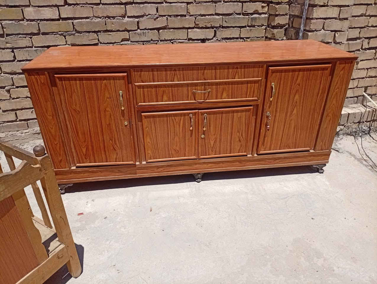 السلام عليكم بوفيه للبيع السعر 150 وبيها مجال وسرير اطفال السعر 75 رقم الهاتف ***********
