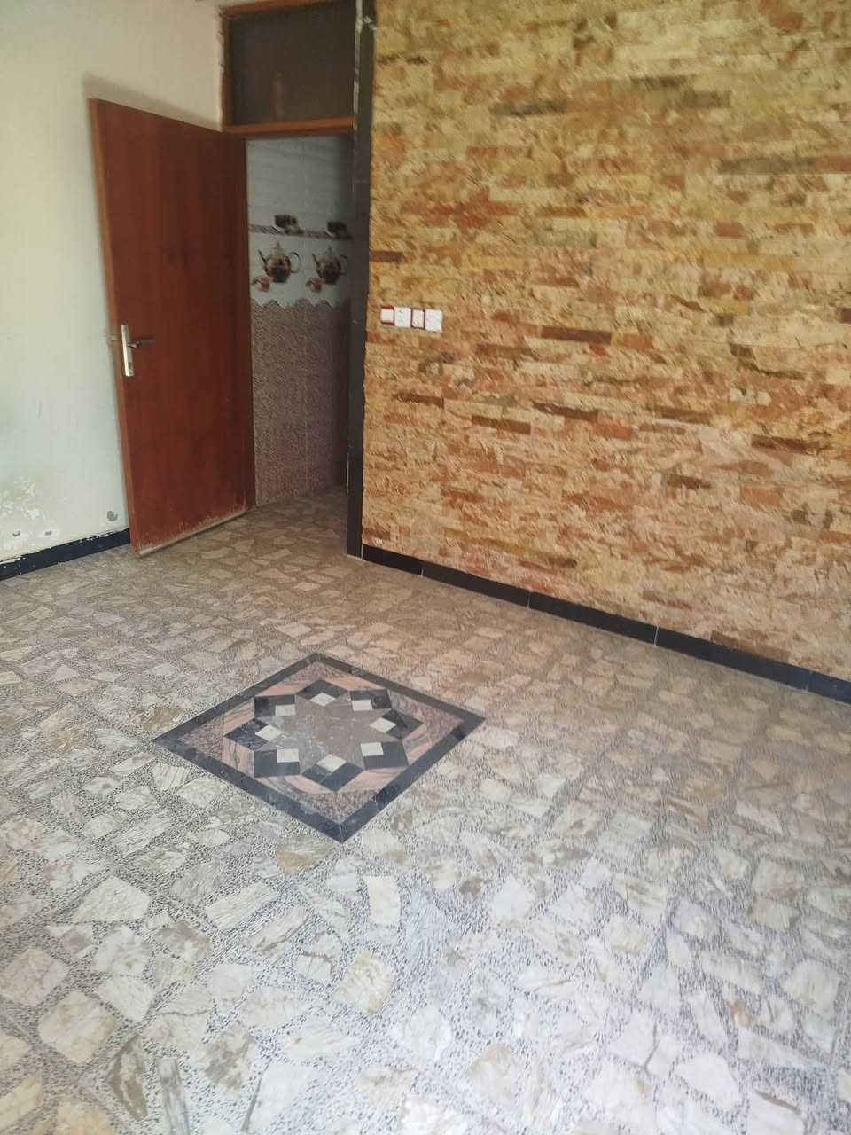 بيت للايجار 350 الف
السريدات المربع الاول خلف ماركت الشام 
50 متر 
يحتوي غرفه نوم ومطبخ واستقبال و2 حمام 
***********
