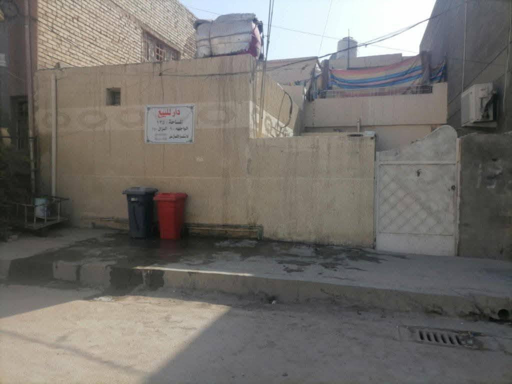 السلام عليكم دار للبيع في الحريه الثالثه الجمعيات كلش قريب علا الهايبر ماركت قرب جسر دباش بفرع مدرسة اسيا الدار عكاده طابقين المساحه ١٣٥متر الواجهه ٩ والنزال ١٥ملك طابو صرف يتكون الاطابق الاول من طرمه  واستقبال وغرفتين ومطبخ ومنور وخدمات والطابق الثاني غرفتين معخدمات مع صطح للاستفسار على الرقم ***********
