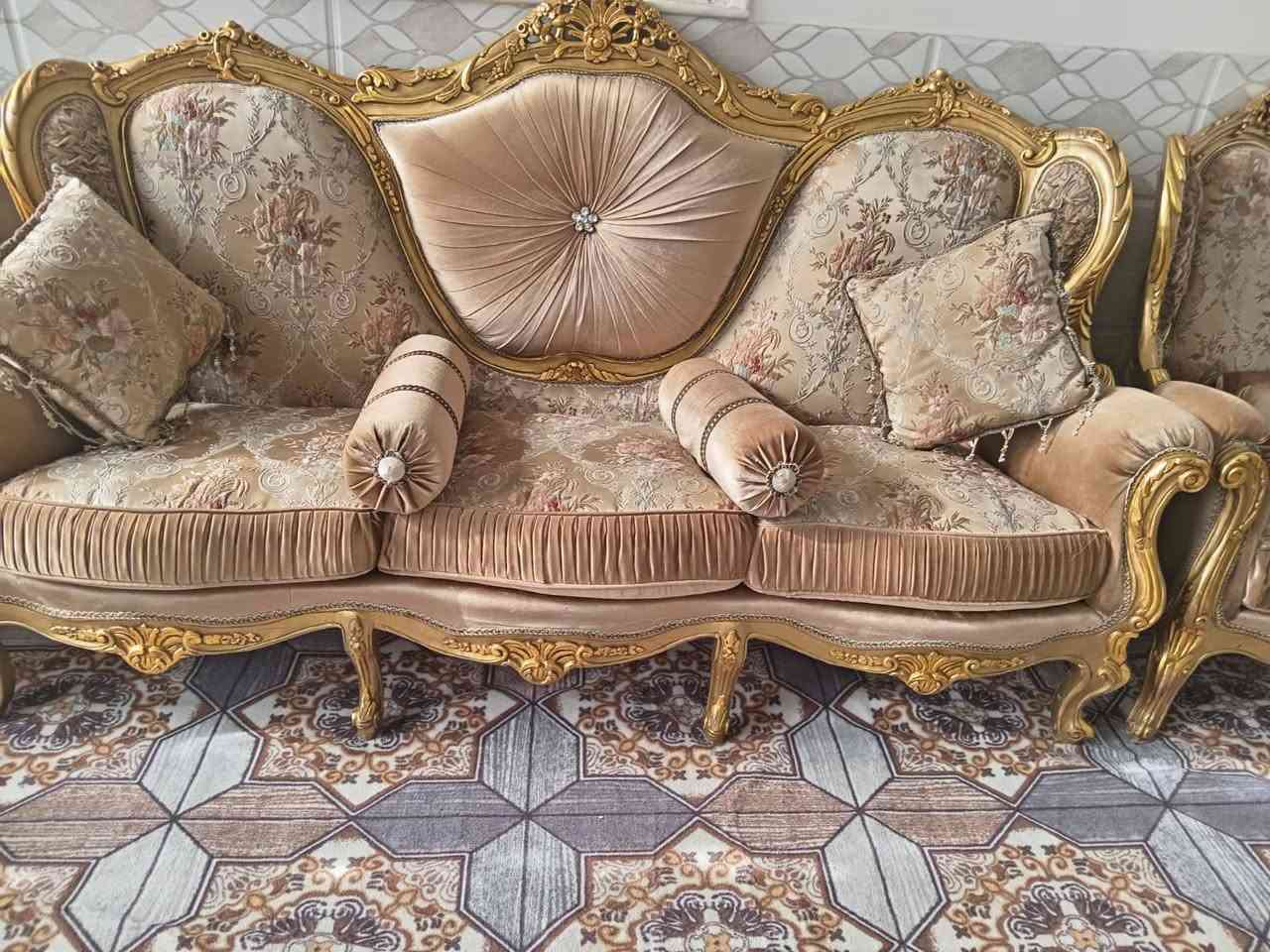 تخم ملكي نضيف جدا ٤كراسي و٢ كبار و٣طبلات 
السعر 1200 وبي مجال 
***********
