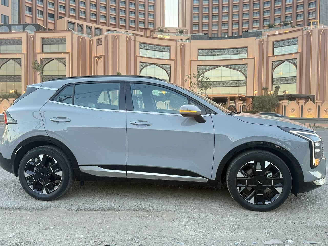 � كيا سبورتج 2026 VIP – الفئة الجديدة 🔥 السيارة مغلفة PDF بكمل
وبيه بارد عل كد اصبع فقط 
ماشية 2600km يعني زيرو
‏ جام  الأمامية ضد الكسر 
وباقي ضد الشمس بس هاي كلفتني 2000$
بانوراما | 4 كامرات | 12 حساس | مقاعد تدفئة وتبريد | أوتو بريك

💰 السعر: 43مليون وبيه مجال قليل 

المحرك: 4 سلندر DOHC سعة 2.0 لتر – بنزين
ناقل الحركة: أوتوماتيك 6 سرعات
الضمان: 5 سنوات أو 100,000 كم
اللوحات: بغداد

⚙️ 
أنظمة الأداء والأمان

• أوضاع قيادة متعددة (Drive Modes)
• نظام مانع الانزلاق ESP
• نظام نزول المنحدرات
• Auto Hold
• نظام الفرملة التلقائية (Auto Brake / AEB)
• نظام النقاط العمياء
• شاشة عدادات مزوّدة بكاميرات يمين ويسار
• 6 وسائد هوائية
• 12 حساس أمامي وخلفي
• ISOFIX لتثبيت مقاعد الأطفال

🛋️ 
الداخلية والراحة

• مقاعد جلد قرميدي مع بطانة الأبواب
• تحكم كهربائي بالمقاعد الأمامية
• تدفئة وتبريد للمقاعد الأمامية
• ستيرنك رياضي D مطرّز جلد بلونين
• دخول ذكي
• تشغيل المحرك عن بُعد
• صندوق خلفي كهربائي
• شاحن لاسلكي

📱 
التقنيات

• شاشة عدادات رقمية متصلة
• شاشة وسطية تعمل باللمس
• Apple CarPlay
• نظام صوتي مع أوامر صوتية
• تحكم من المقود
• تكييف بشاشة متغير مناخين (Dual Zone Climate Control)

💡 
الخارجية

• سقف بانوراما
• الترايش / الإطار الأمامي Piano Black
• إضاءة خلفية LED
• مصابيح أمامية زينون
• إضاءة LED نهارية
• مرايا جانبية كهربائية الطي مع إشارات
• إطارات قياس 235/50R19

📞 للتواصل والاستفسار:
***********
