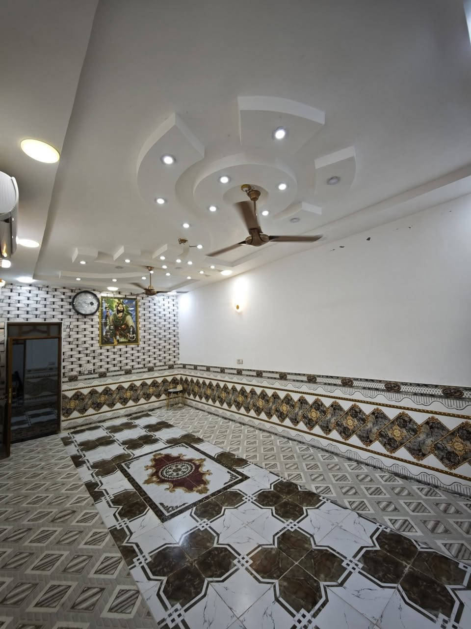 🏠 دار للبيع 
رقم معامله كامله قرار 20 (موقع مميز) 🏠
المساحة: 200 متر 📐.
البناء: طابق واحد (بناء كونكريت) 🏗️.
📍 الموقع: ميسان - حي الغدير الثانية (قرب شارع 50 ) 🛣️.
📋
استقبال واسعة للضيوف 🛋️.
صالة داخلية مريحة 🏠.
غرفتين نوم (2) بنظافة ممتازة 🛏️🛏️.
مطبخ مجهز 🍳 + مجموعة صحيات كاملة 🚿.
طرمة كبيرة جداً (تتسع لسيارة وجلسة خارجية) 🚗🍀.
💰 السعر المطلوب:
94 مليون دينار عراقي 💵.
📞 للاستفسار والتواصل:
يرجى الاتصال على الرقم التالي:
*********** ☎️🤳 كوله من طرف مندوبه ليان امانه
