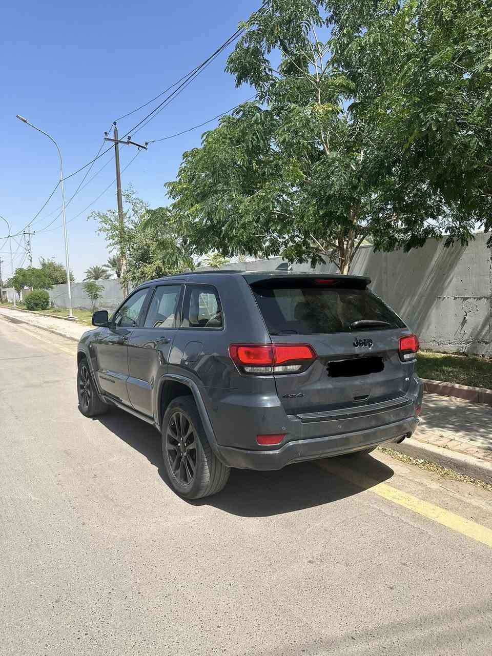 السلام عليكم
جيب كراند شيروكي 2018 بلاك توب وارد امريكي 
رقم بغداد مشروع وطني باسمي تحويل مباشر 
حادثها سطحي فقط البنيد ضربتها خفيفه 
اللغد والشاصي والدواخل مكفولات بدون اي ضرر 
صور الحادث بالمنشور 
وسونار موجود
ماشيه 71 الف ميل 
لون مميز 
* مواصفاتها
1- رادار خلفي 
2- حساسات خلفيه
3- فور ويل 4*4 
4- نظام اطفاء المحرك عند التوقف 
5- تشغيل عن بعد 
6- صندوق كهرباء 
7- كشنات تدفئه وتجي مطعم جلد وشامو  
8- شفتات بالستيرن وستيرن تدفئه 
9- دمام خلفي 
10- ويل بلاك توب حجم 20 
وبقيه المواصفات المعروفه 
السعر ( 205 ورقه ) 
مكاني بغداد / العامرية 
رقمي *********** ( واتس / محمول )
