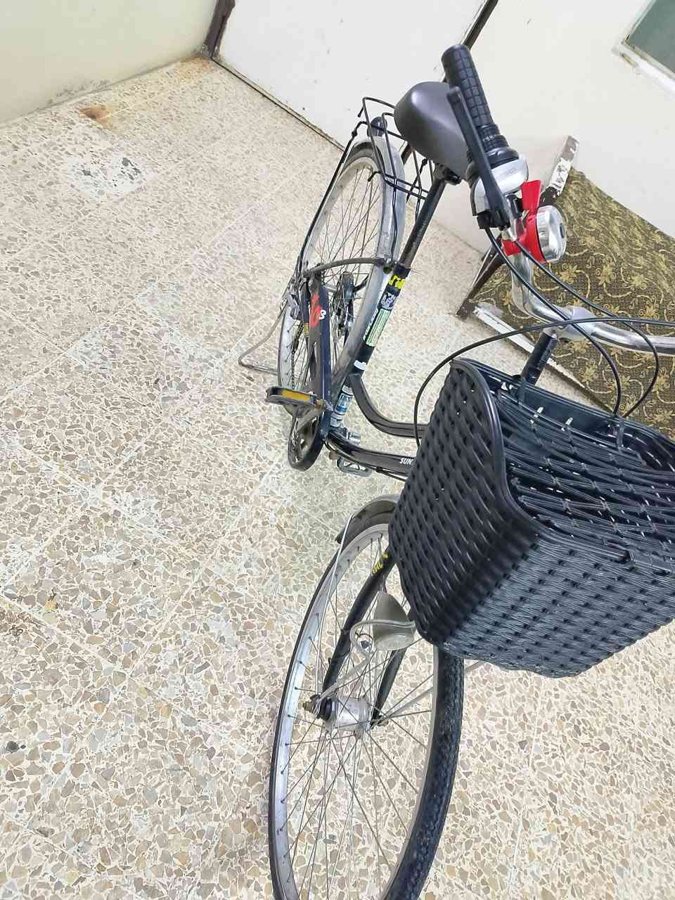 السلام عليكم عندي بايسكل عبد الحليم حجم 27كير 7 لون اسود المكان موصل حي الابار السعر 90وبي مجال الاتصال على الرقم ***********
