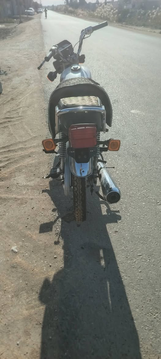 السلام عليكم 4 گير كلك للبيع الدراجه مكفوله من السرقه دراجه خير من الله كهربائيات كامله مابيها نقص
هندر واحد تشتغل كل شهرين ابدللها دهن دراجه حلوه وناعمه و النضافه شوفت عينك سعرها بـ400 وبيها مجال بسيط متواجد فيسبوك
و هذا رقمي ***********
