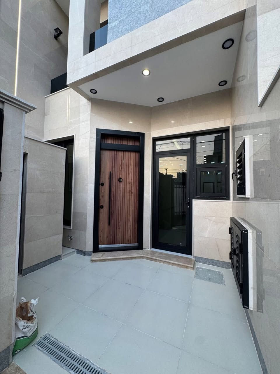 مشتمل  للبيع في حي البنوك 🔥
 🔚———
🔺 المساحة :100م   متر.  فول درجه اولى 

🔻الواجهة: 5            🔺النزال: 20 

🔷بناء حديث 26 درجى اولى مع خدمات راقية:
      🔹 واجهة مرمر +  + ارضيات طابقين مرمر
      
      🔹️الابوب من الصاج 
      🔹️الشبابيك المنيوم تركي
    
      🔹️الصحيات نوع تركي
   🔹نظام( كامرات+انترنت+سبالت)انابيب دفن
      🔹 اضواء سبورت لايت ✨
     

🔶الطابق الارضي: 

       🔸️مدخلين 
       🔸استقبال.  
       🔸️صالة 
       🔸️مطبخ مستقل.  
       🔸️خدمات صحية 
       🔸️غرفه  نوم
 
🔶الطابق الاول: 
 
       🔸️  2 غرف نوم
       🔸️خدمات صحية 🚾 
     

 ✔️موقع مميز    //.   🔚 

📍موقع الدار:
حي البنوك /  التربيه  📍  
      ______________________________________________

للاستفسار  
او الاتصال على الرقم او الواتساب 
او مراجعه مكتب الماس للعقار 💎

☎️***********
