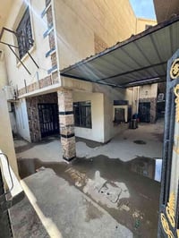 دار طابقين يحتوي على غرفتين نوم واستقبال وهول ومطبخ وسطح كبير المساحه ...