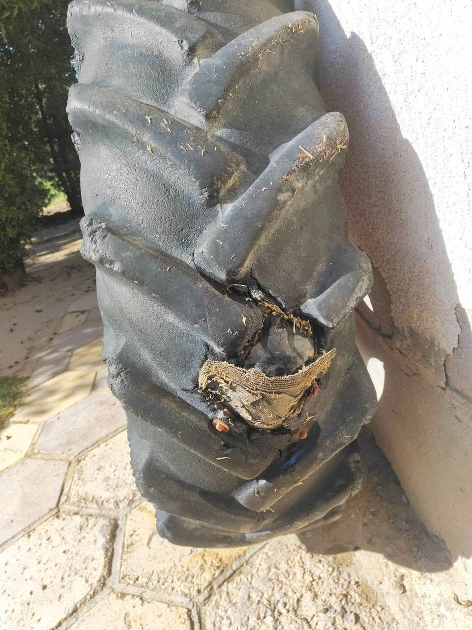 زوج تاير عنتر نص عمر واحد نضيف والثاني بي ضربه تصلح موضحه ب الصوره  بيهن زوج وياله نضاف كلش السعر اتصل ع الرقم ***********
