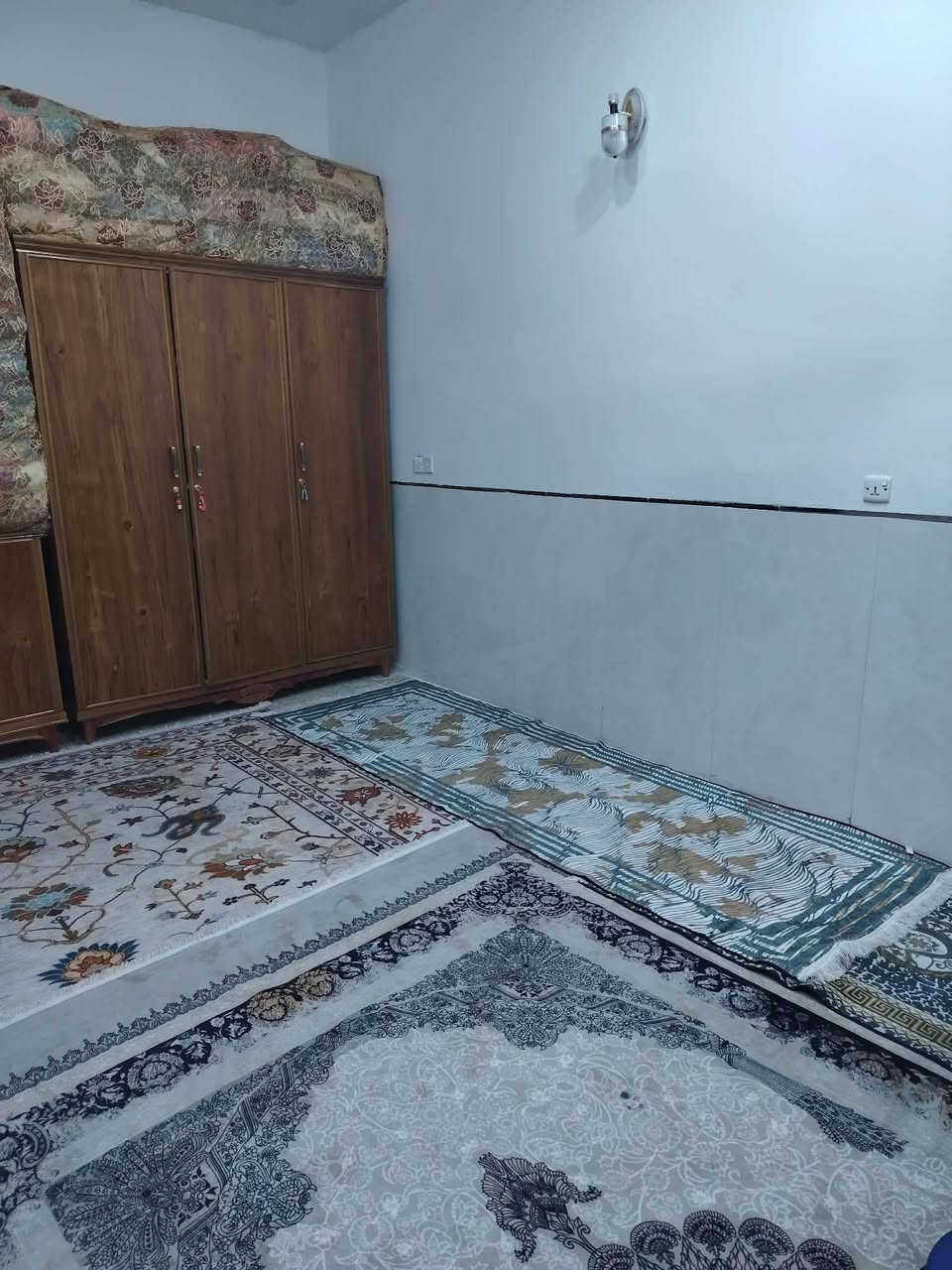 بيت بناء 2025 مساحه 150 وجها 7.5 خدمات كامله الشارعين مال سيد هاشم خلف دائره كهرباء زراعي اول فرع عن شارع طابق الاول متكون من كراج+صحيات+استقبال+مطبخ+صاله+غرفة نوم سويت 
الطابق الثاني 3 غرف نوم+حمام+خدمات اي نقص مابي بناء شركه فول *********** تصل السعر 215 وبيه مجال
